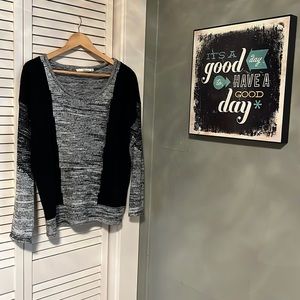 Cozy Ellison black and white sweater size Small EUC